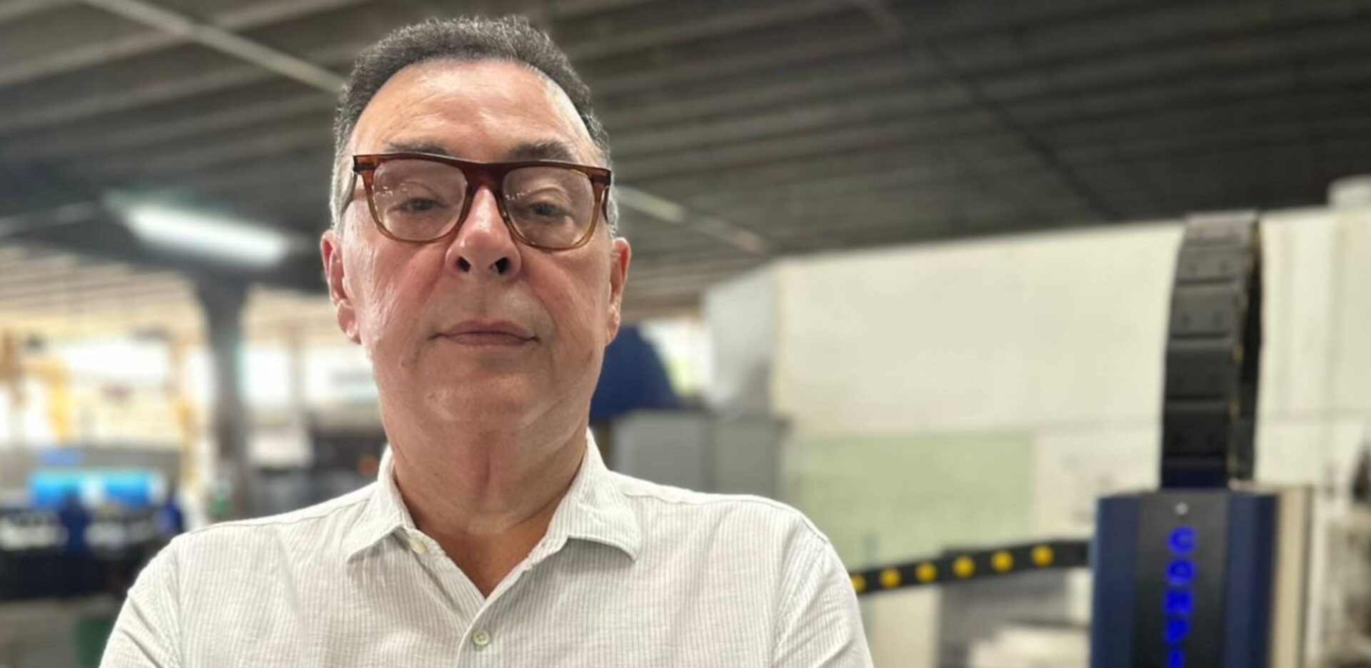 Aristênio Canamary em ambiente industrial, representando a Móveis de Aço Confiança e seu compromisso com inovação e crescimento no setor.