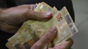 Notas de R$ 50 sobrepostas uma nas outras. Despesas de início de ano vão até R$ 4 mil