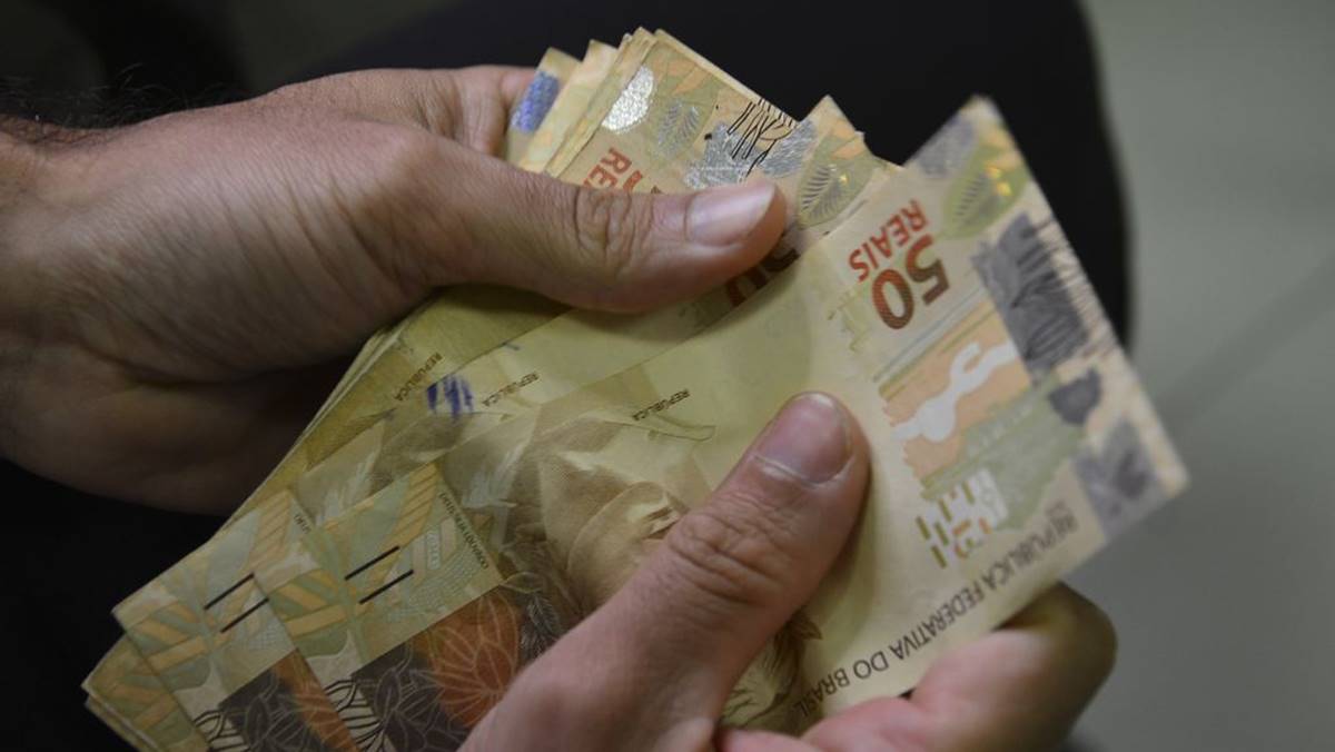 Notas de R$ 50 sobrepostas uma nas outras. Despesas de início de ano vão até R$ 4 mil