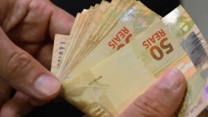 A economia no Carnaval 2025 deve crescer, com previsão de R$ 12 bilhões em faturamento e alta no turismo em várias capitais brasileiras.