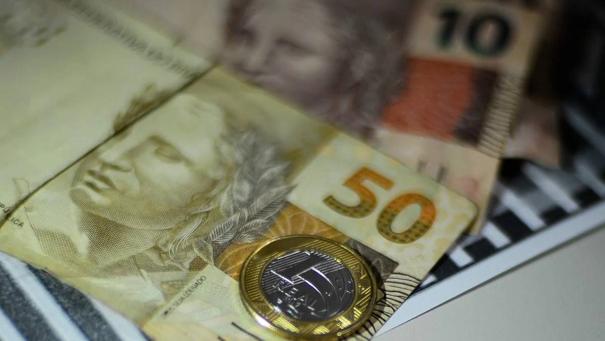 Imagem de notas de R$ 50 e R$ 10, além de moeda de R$ 1. Dívidas à União por parte dos estados ultrapassam os 760 bilhões