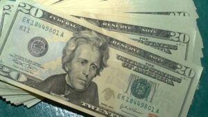 A cotação do dólar caiu pelo 14º dia seguido, com desvalorização de 0,34%, fechando a R$ 5,8159 após o adiamento de tarifas dos EUA.