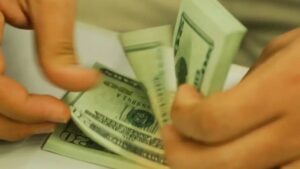 O mercado financeiro registrou oscilações: dólar subiu 0,45%, euro caiu 0,37% e bitcoin teve alta de 0,68%, cotado a R$ 493.317,844.