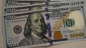 Imagem de dólares. Dólar em 2025 tem cenários pessimista e otimista pelo BTG Pactual