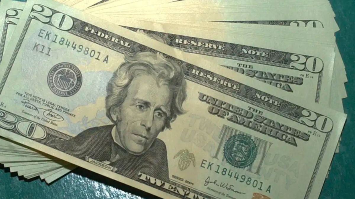 A cotação do dólar caiu pelo 14º dia seguido, com desvalorização de 0,34%, fechando a R$ 5,8159 após o adiamento de tarifas dos EUA.