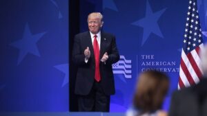Donald Trump pressiona Apple e Samsung para fabricar nos EUA e ameaça tarifas de até 25% sobre produtos feitos fora do país, como na Índia.