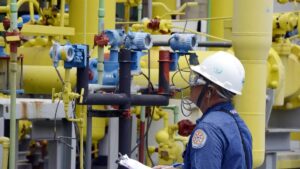 Imagem de trabalhador industrial. Economia do Brasil deve crescer acima de 2%, estima Banco Mundial