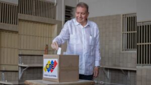 Imagem de Edmundo Gonzáles votando na Venezuela