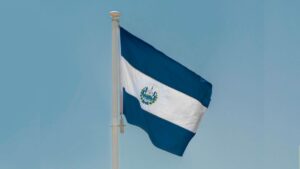 El Salvador revogou o status oficial do bitcoin, tornando seu uso opcional. A mudança atende exigências do FMI, mas o país mantém reservas na moeda digital.
