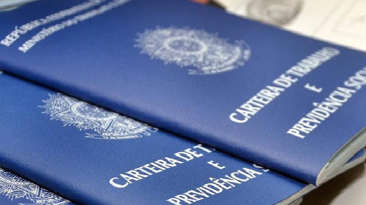 Imagem de duas carteira de trabalho. Empregos com carteira assinada atingem recorde em 2024