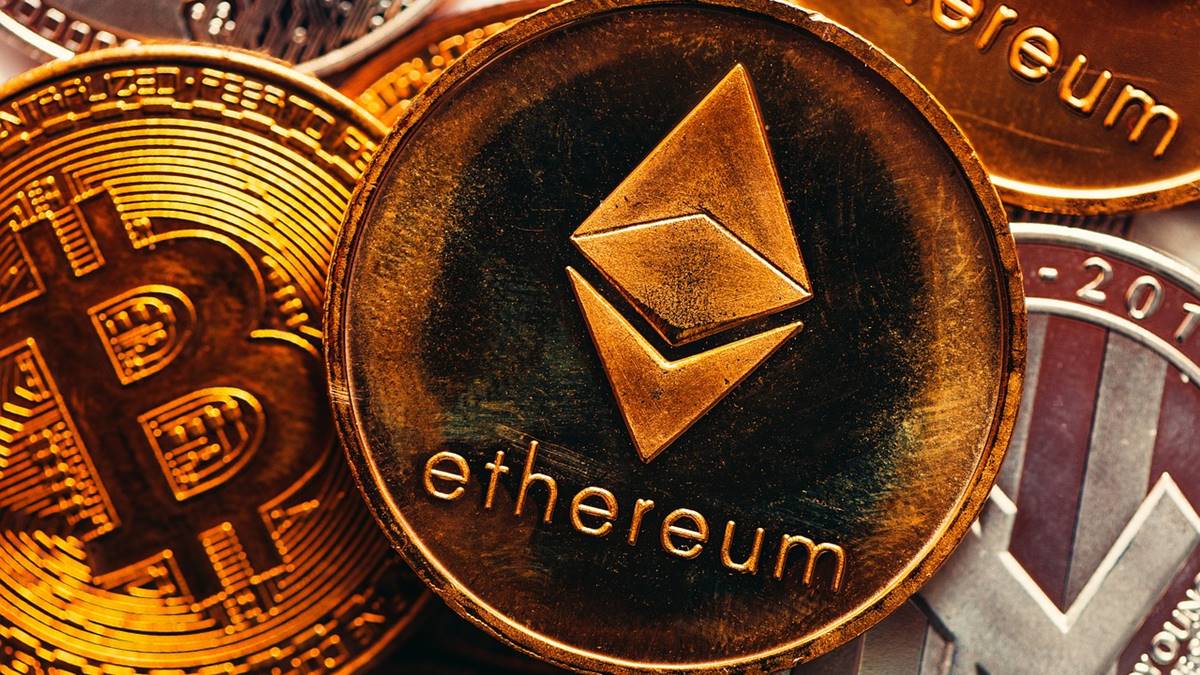 Imagem das duas principais criptomoedas. Ethereum pode superar Bitcoin, preveem analistas
