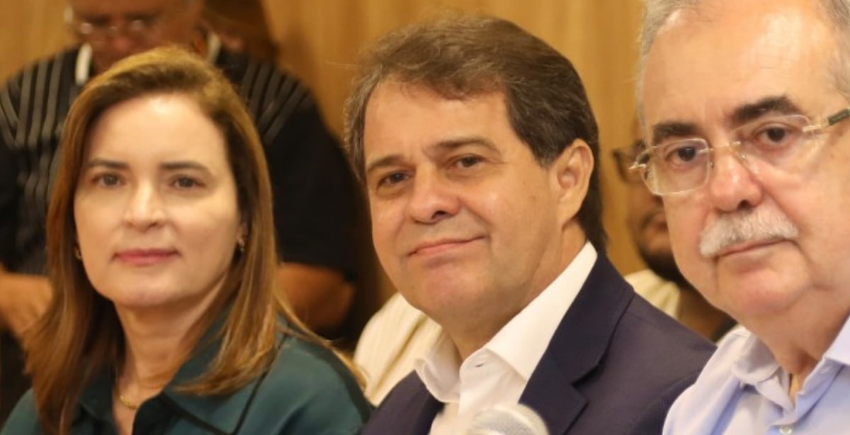Evandro Leitão durante evento com a CDL para discutir incentivos para o Centro de Fortaleza, acompanhado de outros participantes do encontro.