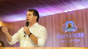 Prefeito de Fortaleza, Evandro Leitão, durante discurso sobre a dívida da Prefeitura de Fortaleza no Paço Municipal.