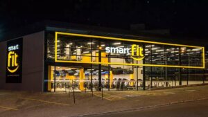 Imagem de uma unidade da Smart Fit no Brasil. Expansão da Smart Fit pretende chegar a 2 mil unidades em 2025