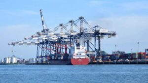 Imagem de um porto de entrada e saída de mercadorias. Exportações para os EUA crescem em 2024
