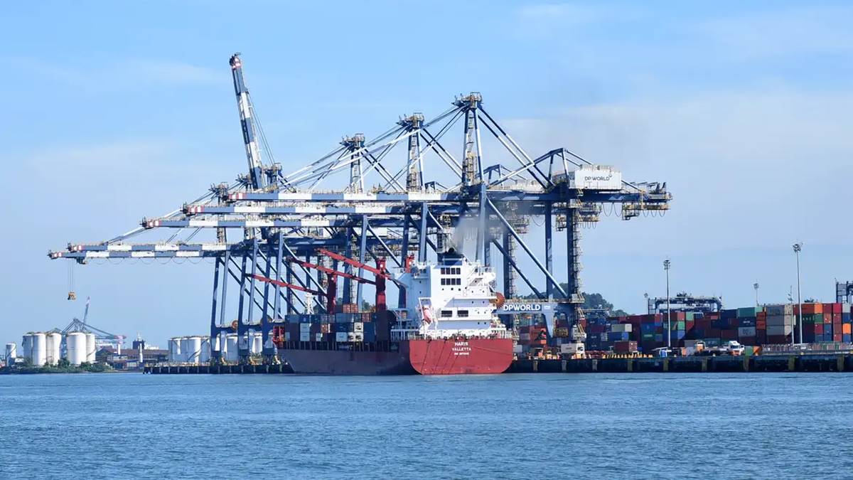 Imagem de um porto de entrada e saída de mercadorias. Exportações para os EUA crescem em 2024