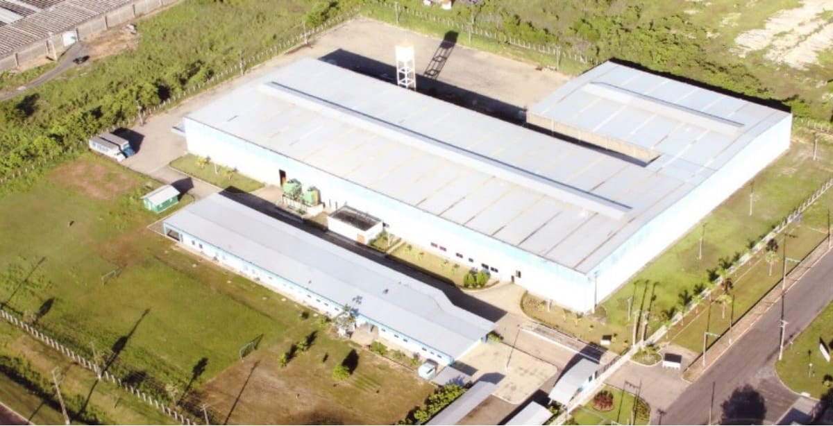 Vista aérea da fábrica da Móveis de Aço Confiança, destacando sua infraestrutura moderna e ampla área industrial.