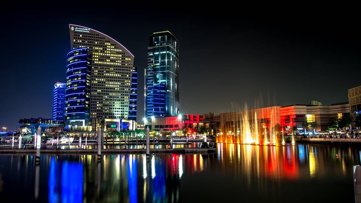 Imagem de prédios luxuosos em Dubai. Fortuna de bilionários tem aumento milionário diário, diz estudo