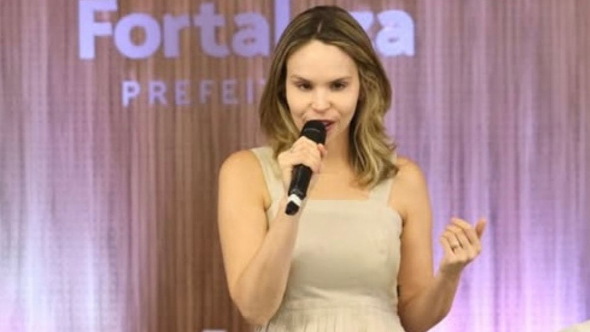 Vice-prefeita Gabriela Aguiar durante discurso sobre a dívida da Prefeitura de Fortaleza.