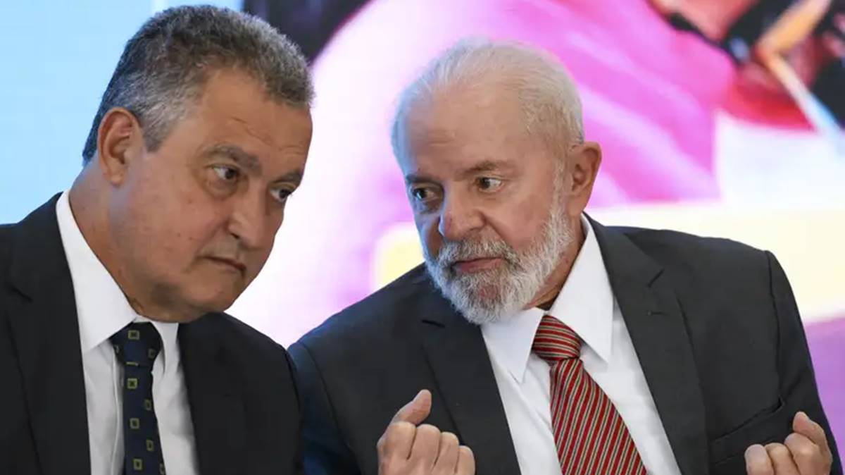 Rui Costa, ministro da Casa Civil, ao lado do presidente Lula. Governo cogita redução de imposto sobre importação para baratear preço dos alimentos