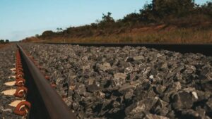 Imagem de uma ferrovia em plena luz do dia. Governo lançará plano de desenvolvimento de transporte ferroviário