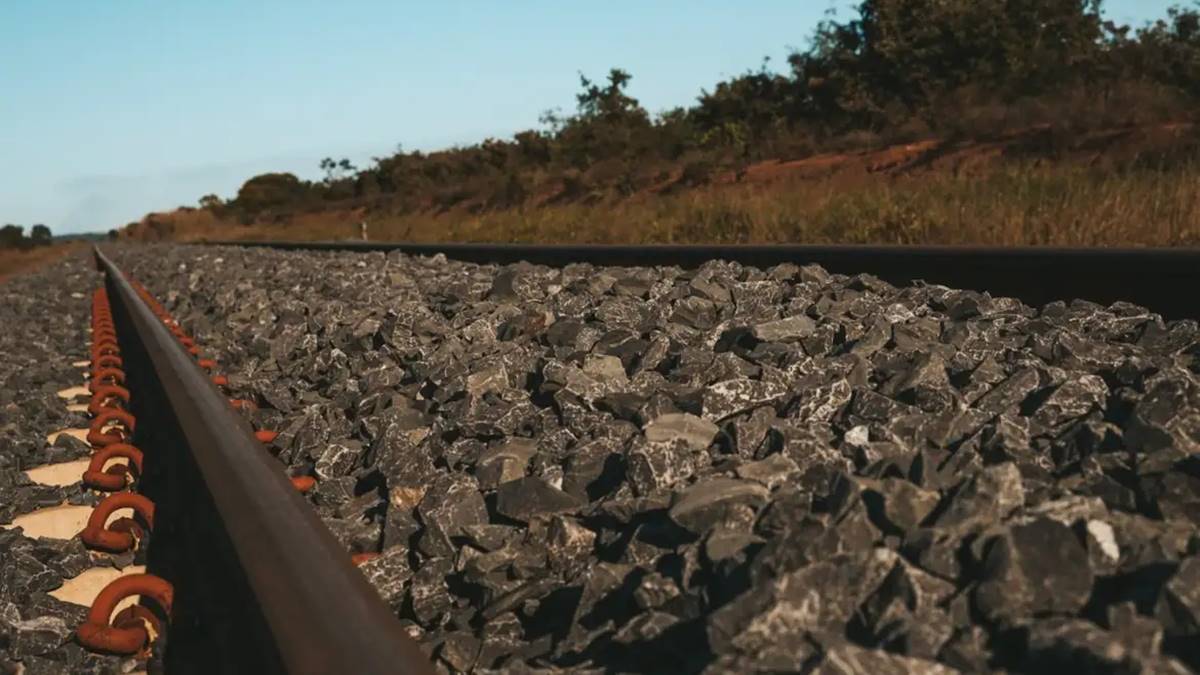 Imagem de uma ferrovia em plena luz do dia. Governo lançará plano de desenvolvimento de transporte ferroviário
