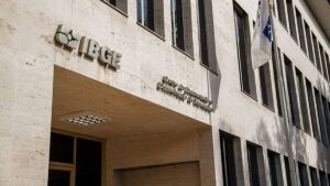 Imagem com fachada na sede do IBGE. Governo suspende criação do IBGE Paralelo