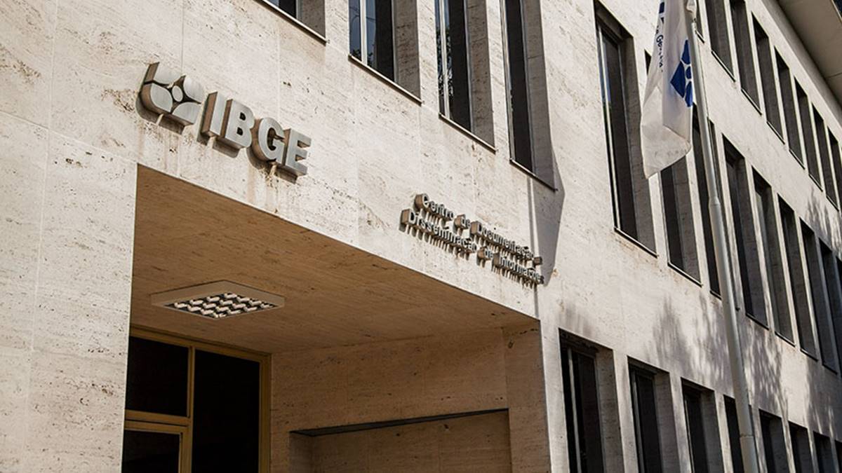 Imagem com fachada na sede do IBGE. Governo suspende criação do IBGE Paralelo