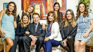 Silvio Santos com Iris Abravanel e as filhas, herdeiras de sua fortuna, discutida em caso envolvendo conta milionária em paraíso fiscal.