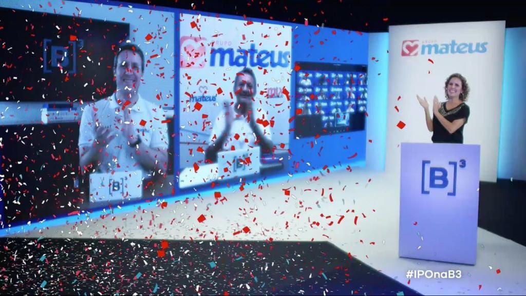 Imagem do IPO do Grupo Mateus em 2020, celebrando sua estreia na B3 com confetes e aplausos, marcando como o maior do ano.