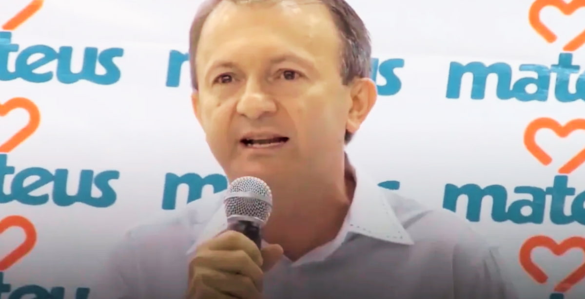 Ilson Mateus, fundador do Grupo Mateus, durante discurso sobre sua trajetória de sucesso."