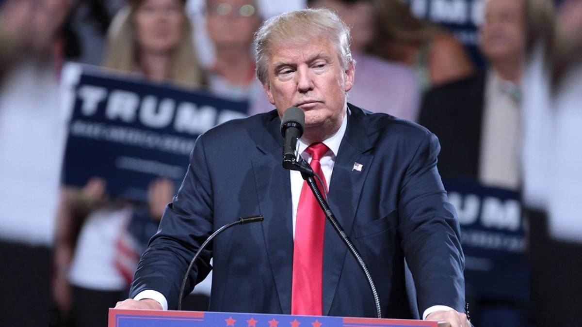 Imagem de Donald Trum em campanha para presidente em 2024. Inflação com Trump pode aumentar, teme FED