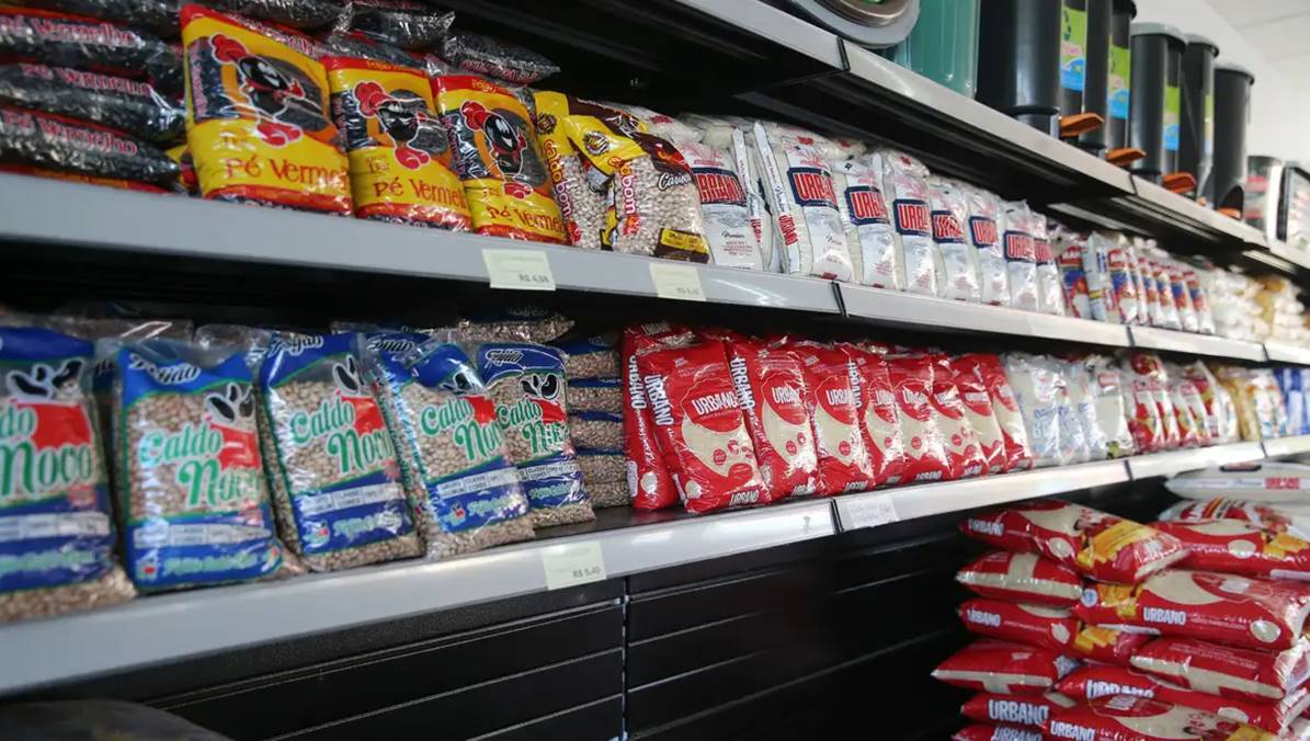 Prateleira de alimentos em um supermercado. Inflação de janeiro desacelera, diz IBGE