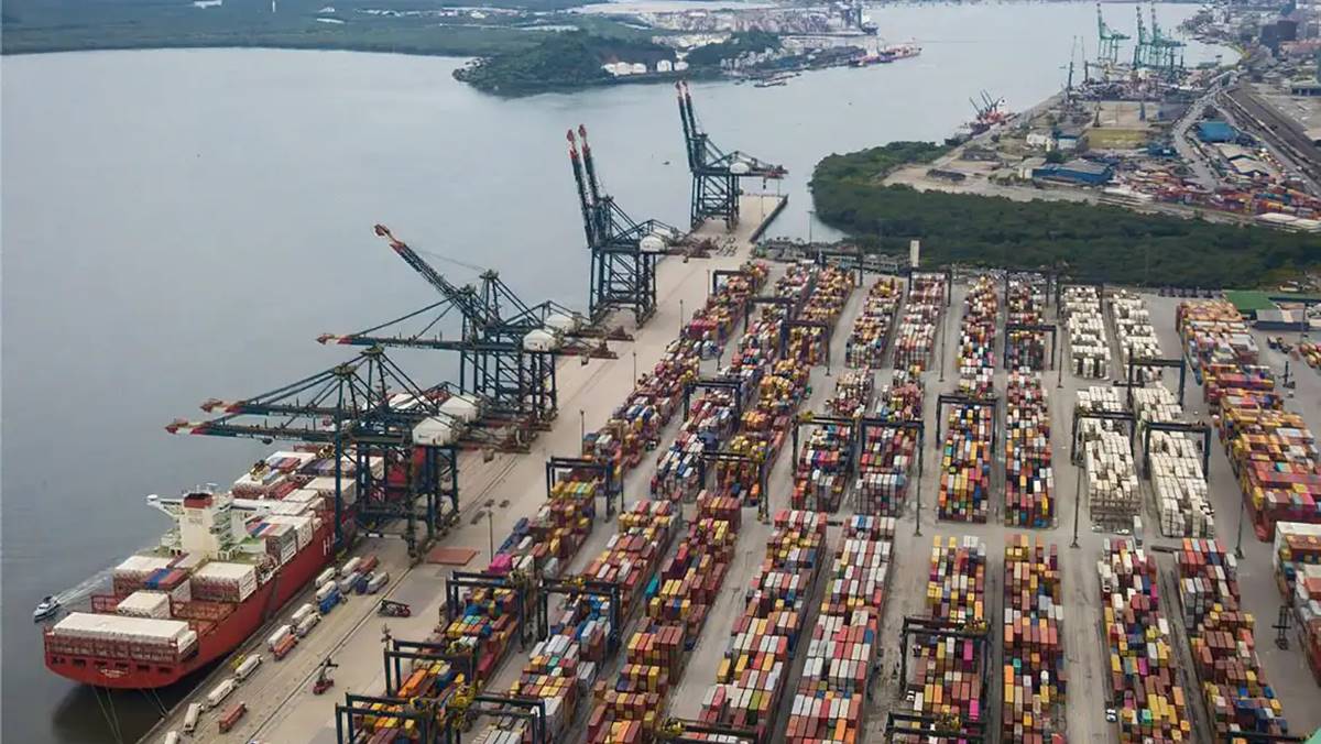 Imagem aérea do Porto de Santos. Investimento no setor portuário terá aportes bilionários, revela ministro de Portos e Aeroportos
