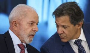 Lula ao lado de Fernando Haddad, ministro da Fazenda. Isenção a fundos de investimentos é vetado por Lula