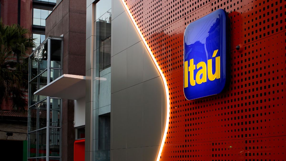 Bancos brasileiros registram R$ 108,2 bi em lucro, com Itaú na liderança. Juros altos impulsionam ganhos do setor financeiro.
