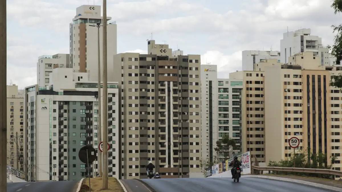 Imagem de prédios. Juros para financiamento da Caixa volta a subir