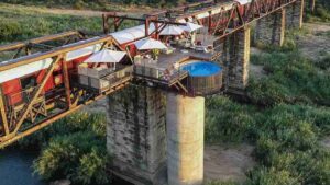 Um antigo trem virou um hotel de luxo na África do Sul, proporcionando aventura e sofisticação em meio à natureza selvagem do Parque Kruger.