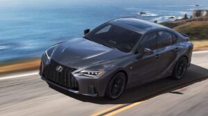 Lexus Fortaleza: modelo Lexus IS 2025 em alta performance em uma estrada costeira, destacando design sofisticado e inovação tecnológica.