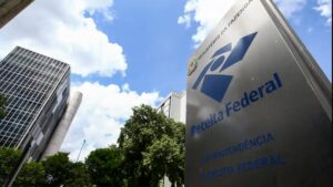 Imagem de sede da Receita Federal. Leilão 2025 da Receita Federal tem PS5 a R$ 100, carros e joias