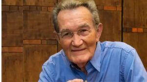 Léo Batista morreu aos 92 anos. Jornalista esportivo marcou a TV brasileira e acumulou uma carreira de sete décadas. Saiba mais sobre seu legado.