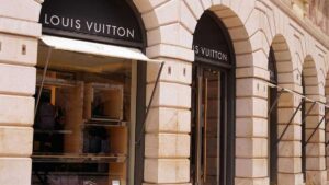 LVMH, dona da dona da Louis Vuitton retoma o posto de empresa mais valiosa da Europa, ultrapassando a Novo Nordisk, impulsionada pela recuperação do setor