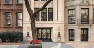 Mansão de Ivana Trump, destaque em Nova York, com design arquitetônico clássico e fachada imponente.