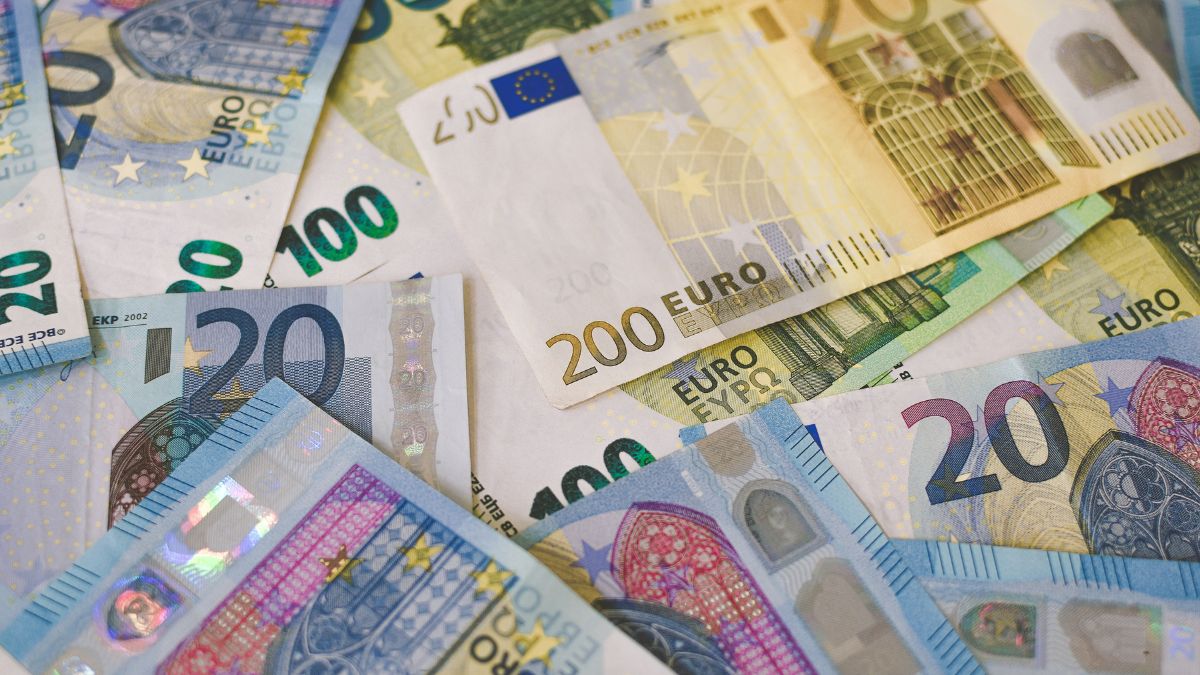 Dólar cai para R$ 5,755 e euro sobe para R$ 6,049 em meio à oscilação no mercado financeiro. Veja as cotações desta terça-feira.