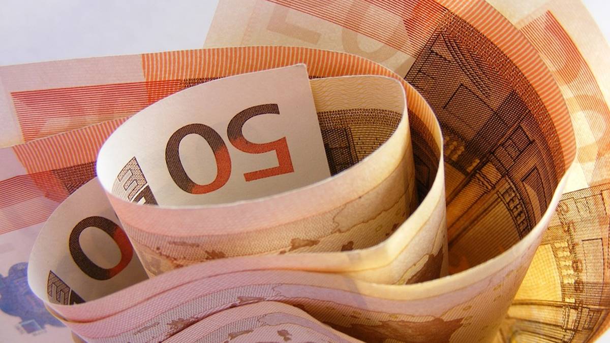 Imagem com nota de euros. Meta de inflação em 2024 não é cumprida pelo Banco Central