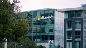 Lucro da Microsoft superou estimativas, mas ações recuaram. Gastos elevados preocupam mercado em meio à concorrência com a DeepSeek.