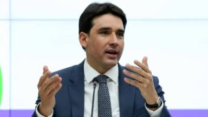 Imagem de Silvio Costa Silva, ministro de Portos e Aeroportos. Ministro de Portos e Aeroportos comenta possível aumento das passagens aéreas com fusão entre Azul e Gol