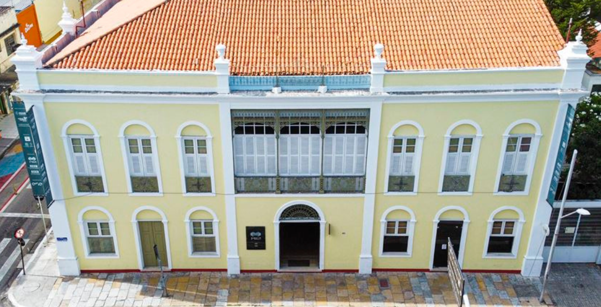 Fachada do Museu da Indústria em Fortaleza, Ceará, com arquitetura histórica em tons de amarelo e branco, administrado pelo SESI e FIEC.