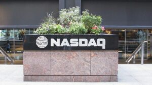 A IA chinesa DeepSeek abala o mercado, derruba ações de tecnologia e faz o Nasdaq recuar. Investidores reavaliam o impacto no setor.