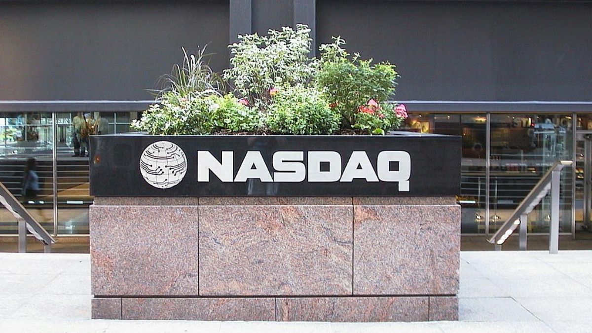 A IA chinesa DeepSeek abala o mercado, derruba ações de tecnologia e faz o Nasdaq recuar. Investidores reavaliam o impacto no setor.